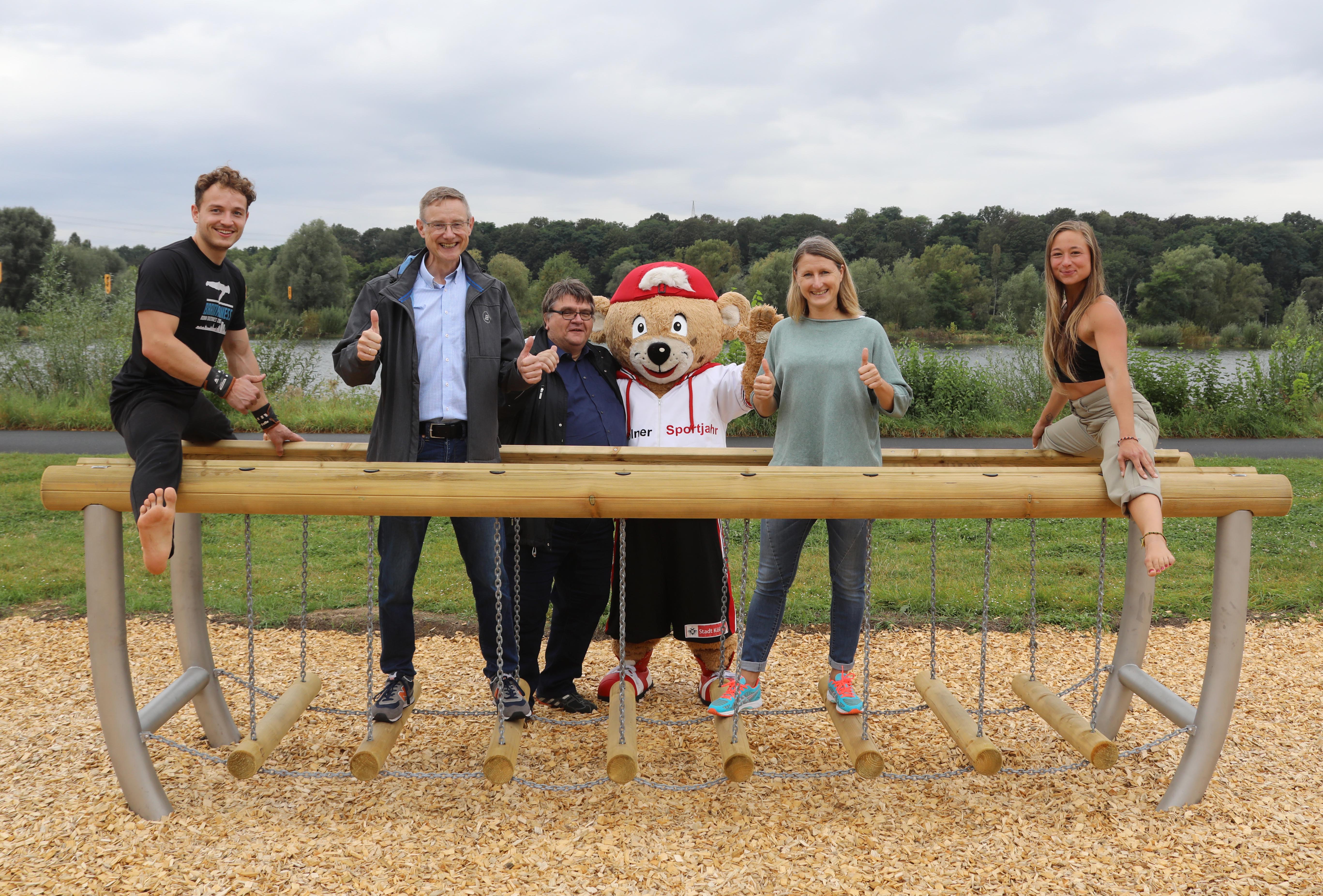 Einweihung Bewegungsparcours Fühlinger See Menschen bei der Eröffnung des Bewegungsparcours