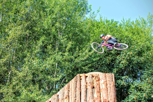 BMX-Fahrradfahrer im Flug