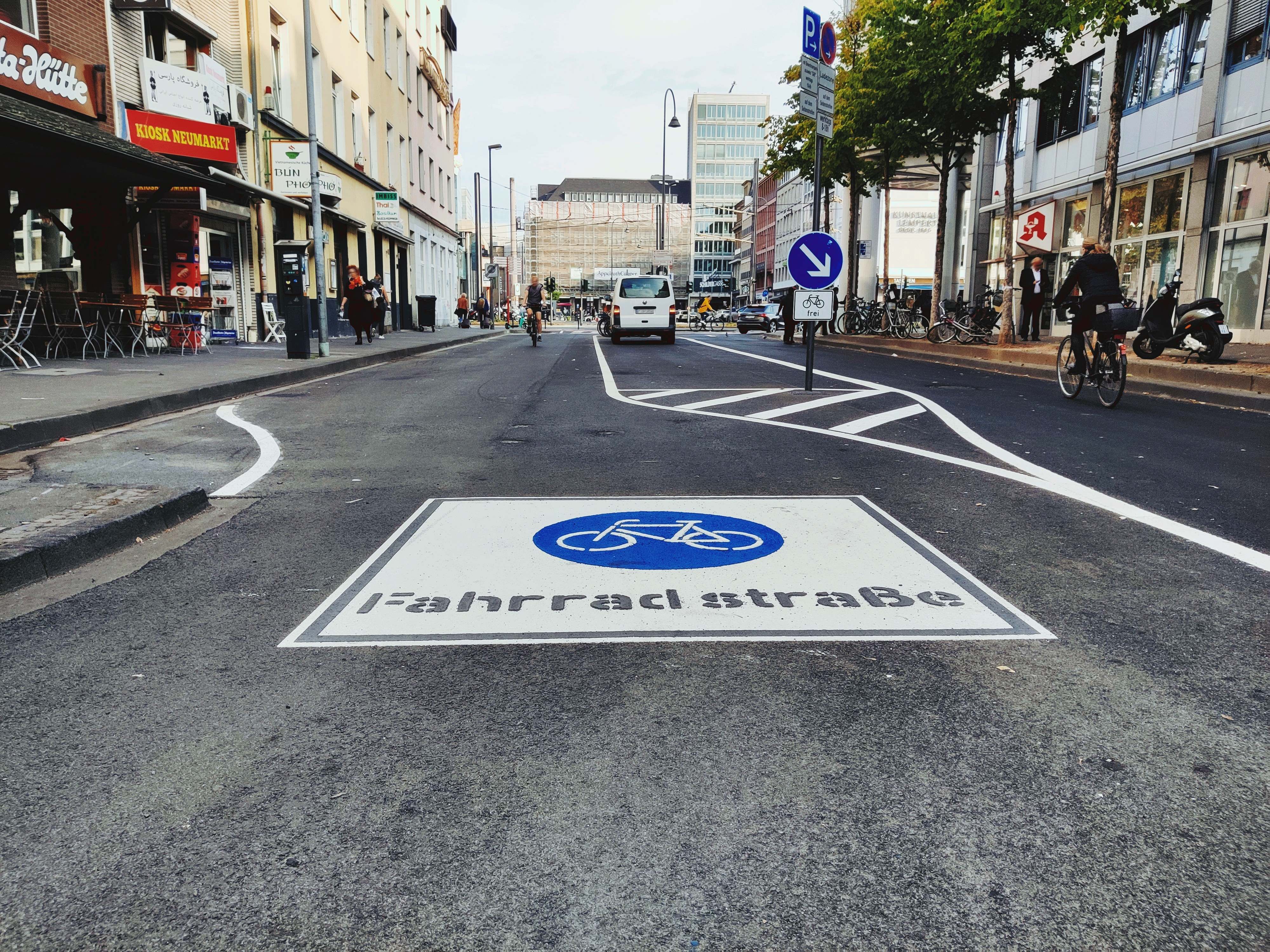 Foto einer Straße mit dem Symbol Fahrradstraße auf der Fahrbahn