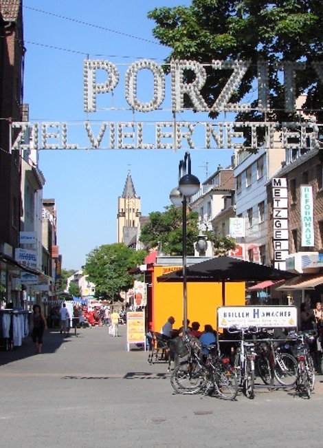 Umgestaltung Bahnhofstraße Blick über die Bahnhofstraße mit Schriftzug Porz - Ziel vieler netter Leute