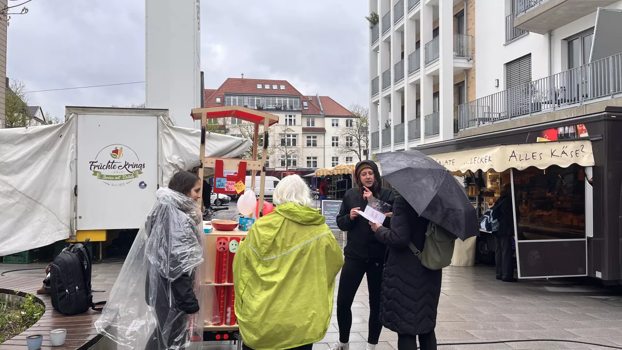 BÖB on tour Menschen im Gespräch bei Regenwetter,