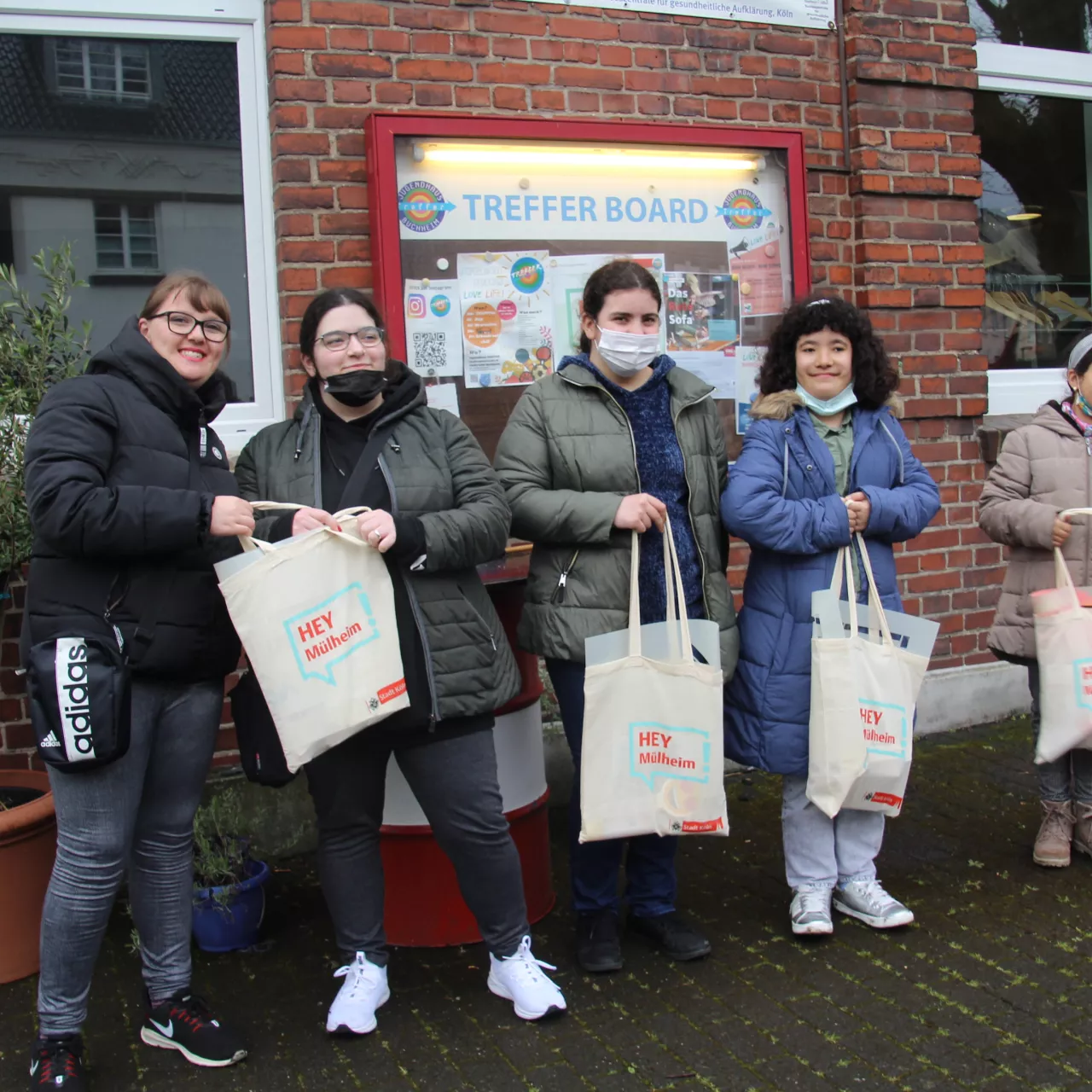 HEY Köln Kindern mit Stoffbeuteln vor einem Jugendzentrum